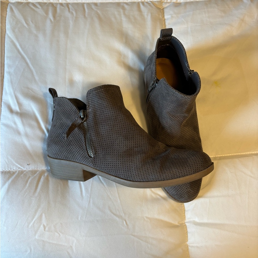 Universal Threads brown booties size 8.5